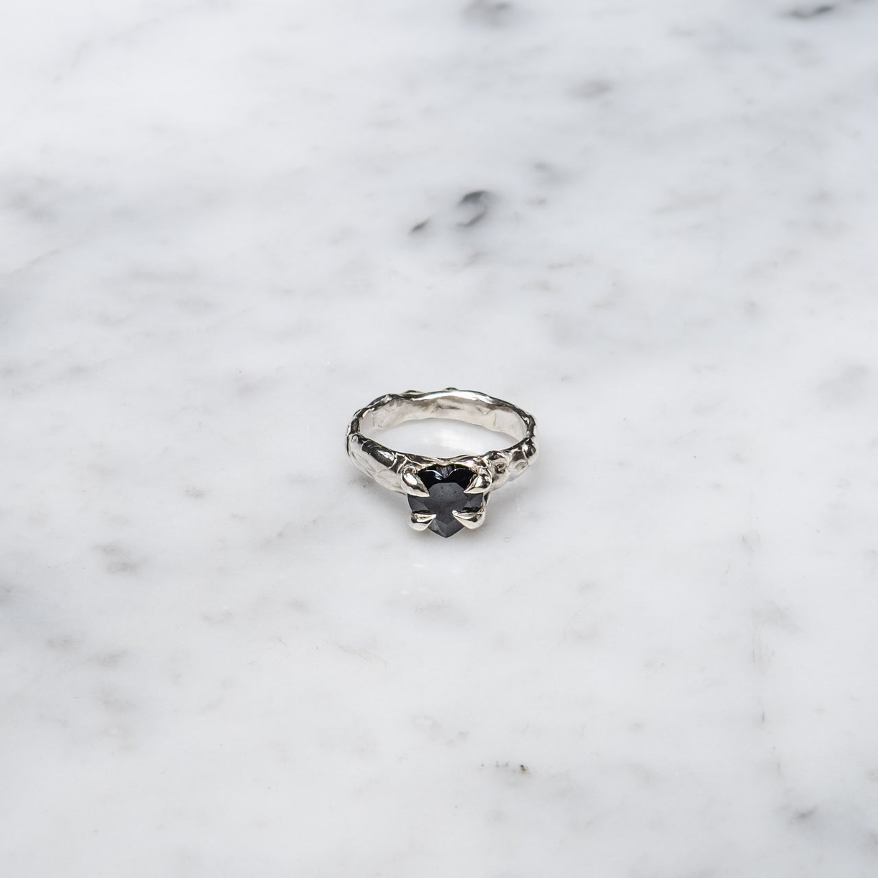 Amp.ro Anillo Garras de Amor Piedra Negra