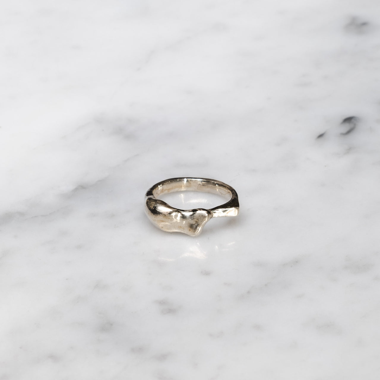 Macarena Cuevas Anillo Melty