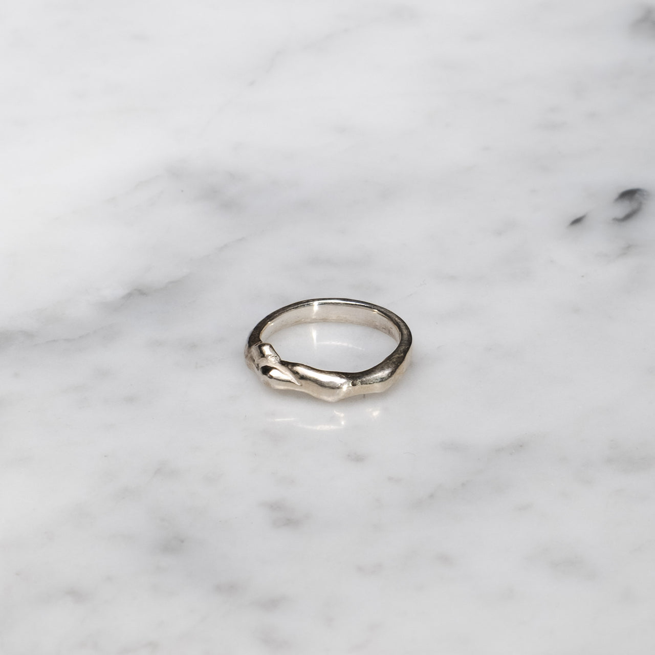 Macarena Cuevas Anillo Plegado Delgado