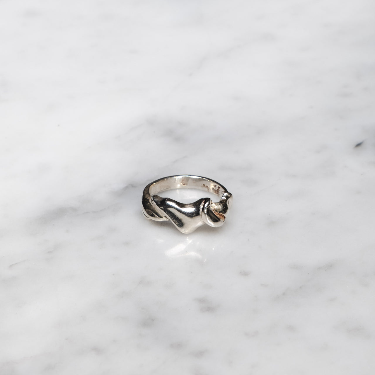 Macarena Cuevas Anillo Pliegue