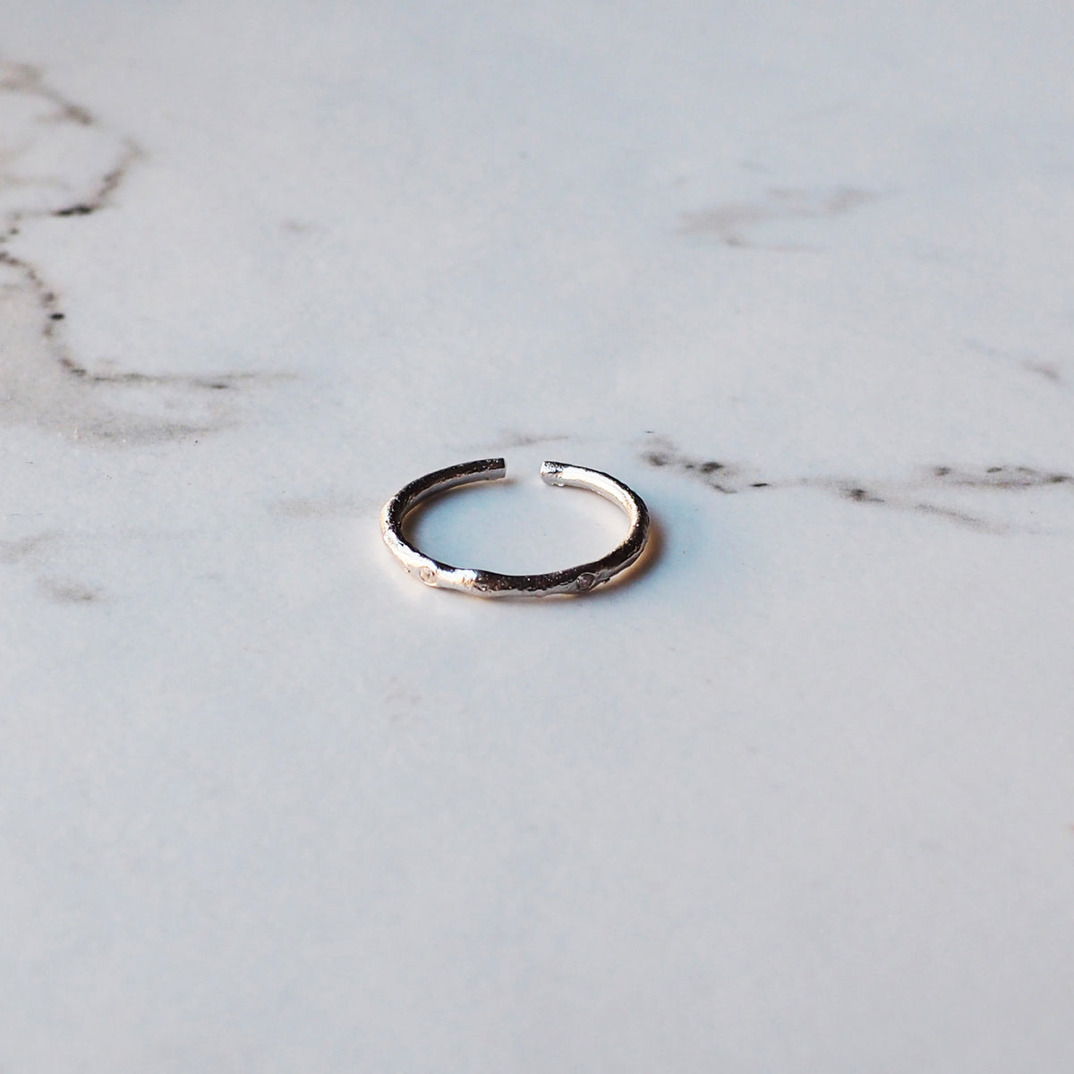 Anillo Delgado Dos Piedras Pequeñas